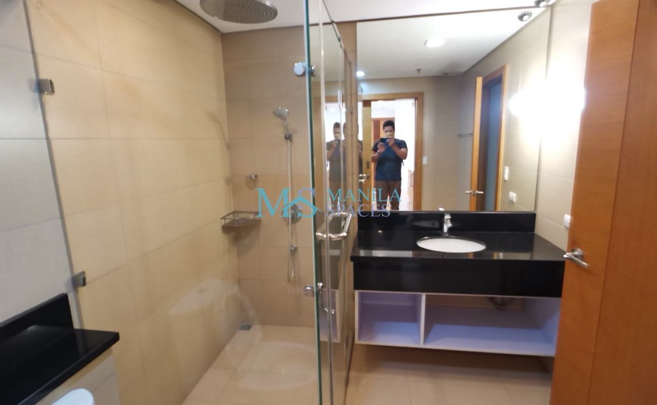 Large Furnished 1-Bedroom unit for rent in Park Terraces, Makati