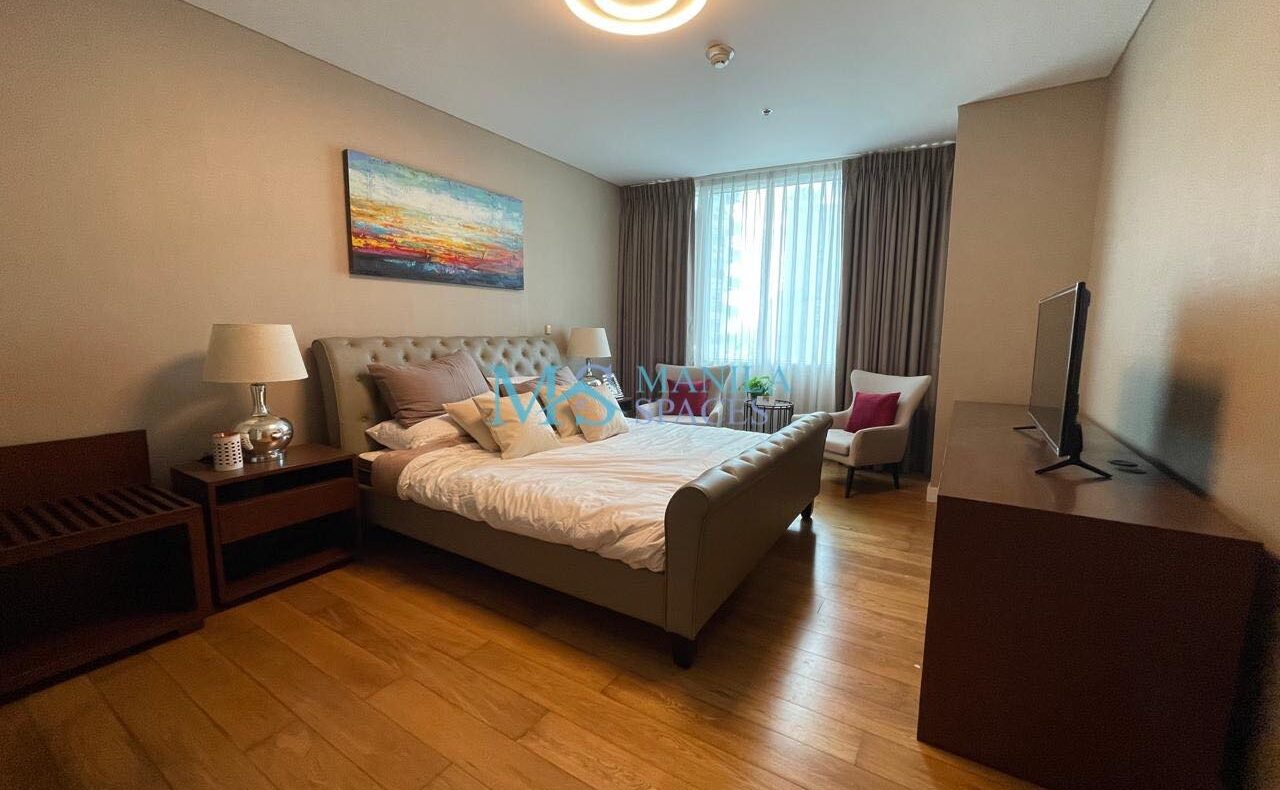 Nicely Furnished 1-Bedroom with Balcony at Park Terraces, Makati